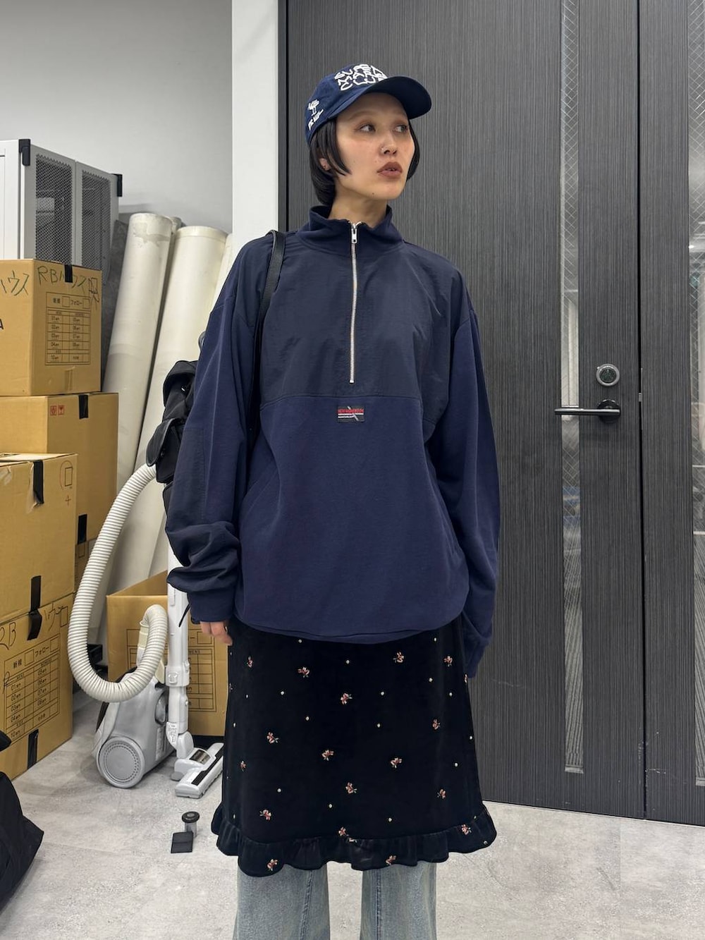 ブルー系のデニムパンツ、ブラック系のバックパック/リュック、ブルー系のスウェットを着用したレディースの夏コーディネートの8枚目の写真