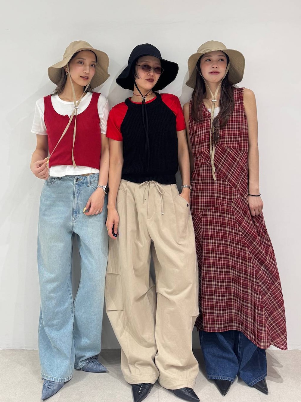 ブラック系のパンプス、ベージュ系のその他パンツ、レッド系のTシャツ/カットソーを着用したレディースの春コーディネートの2枚目の写真