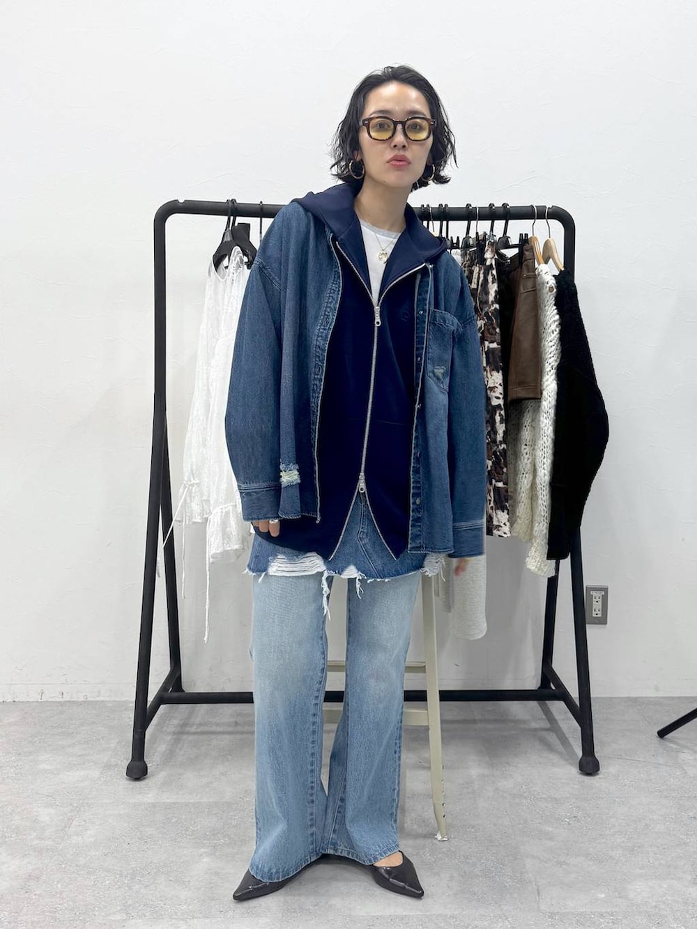 ブルー系のデニムパンツ、グレー系のTシャツ/カットソー、ブルー系のデニムスカートを着用したレディースの秋コーディネートの2枚目の写真