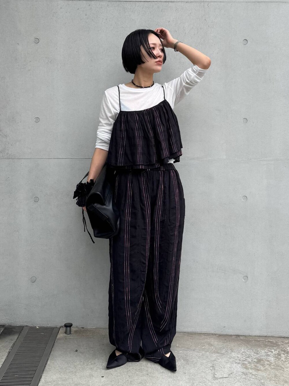 ブラック系のショルダーバッグを着用したレディースの春コーディネートの6枚目の写真