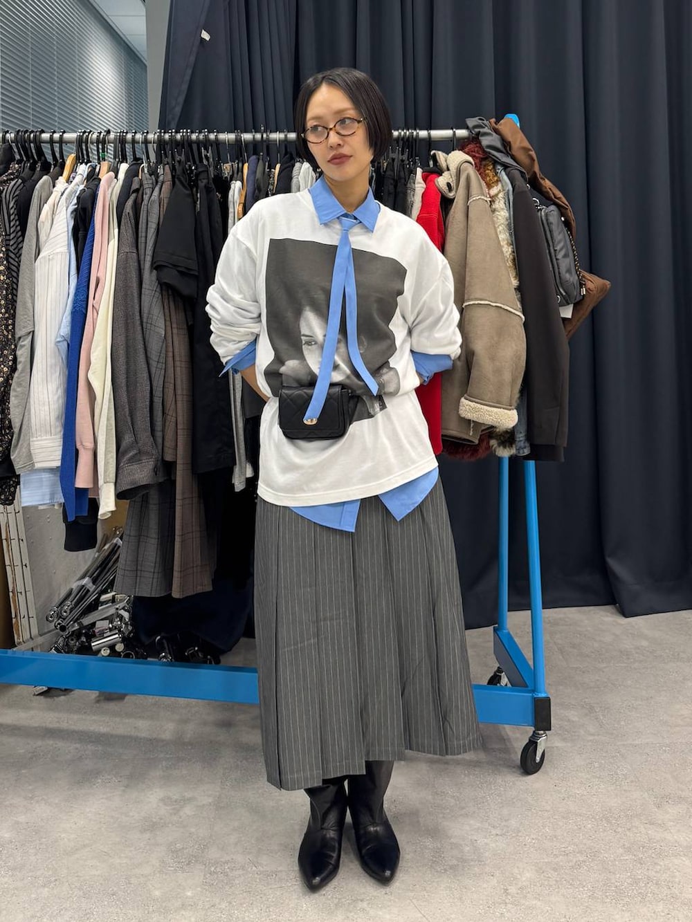 ブラック系のブーツ、ブルー系のシャツ/ブラウス、ホワイト系のTシャツ/カットソーを着用したレディースの夏コーディネートの2枚目の写真