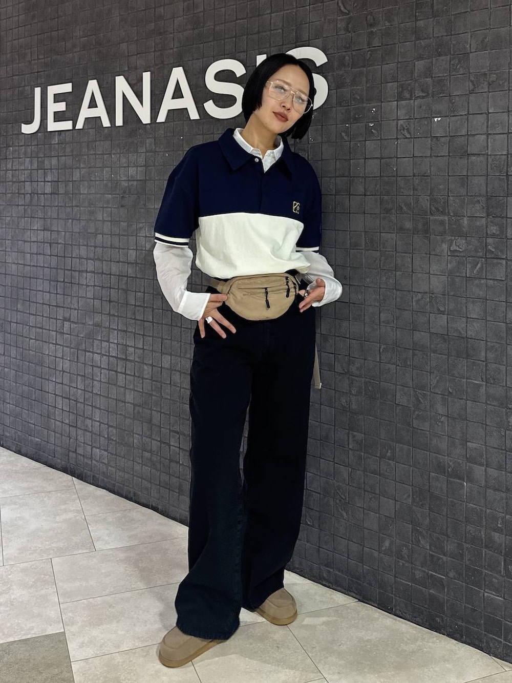 ベージュ系のローファー、ブラック系のデニムパンツ、ホワイト系のシャツ/ブラウスを着用したレディースの春コーディネートの2枚目の写真