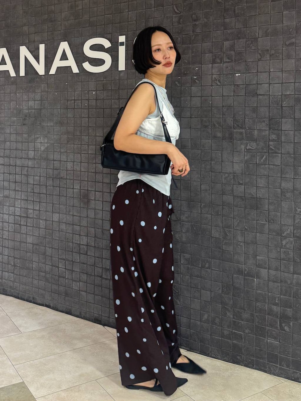 ブラウン系のその他パンツ、ブラック系のショルダーバッグ、ブラック系のサンダルを着用したレディースの夏コーディネートの3枚目の写真