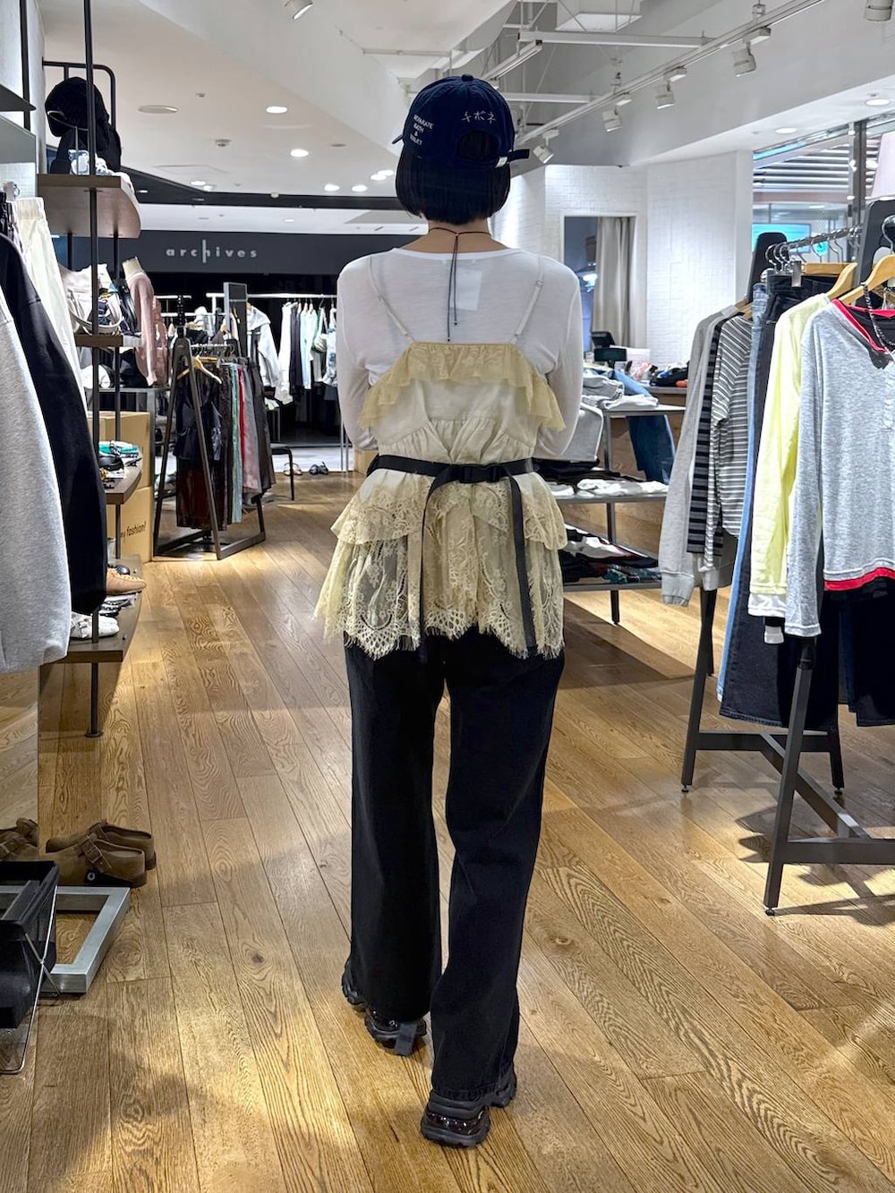 ホワイト系のTシャツ/カットソー、ブラック系のデニムパンツを着用したレディースの春コーディネートの5枚目の写真