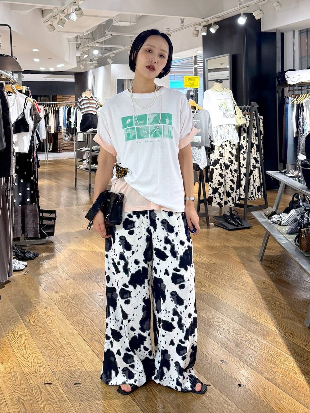 ブラック系のその他パンツ、ホワイト系のTシャツ/カットソー、ブラック系のパンプスを着用したレディースの夏コーディネートの4枚目の写真