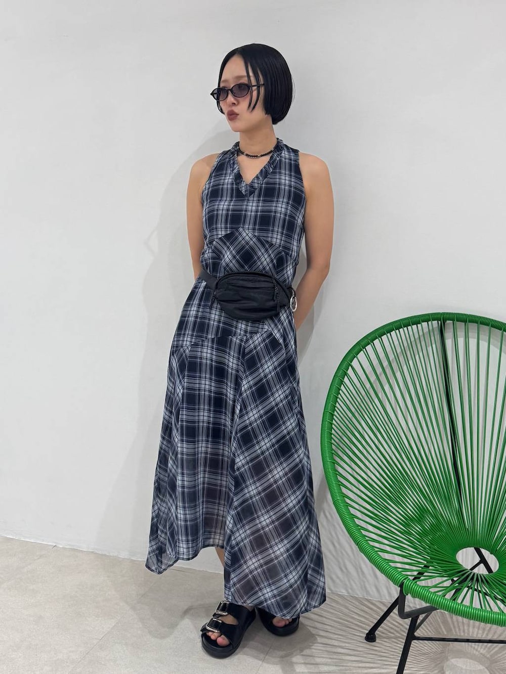 ブラック系のサンダル、ブルー系のワンピース、ブラック系のボディバッグ/ウエストポーチを着用したレディースの春コーディネートの4枚目の写真