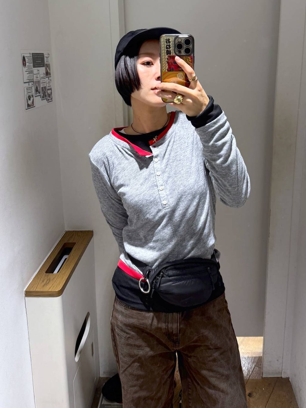 グレー系のTシャツ/カットソー、ゴールド系のリングを着用したレディースの春コーディネートの2枚目の写真