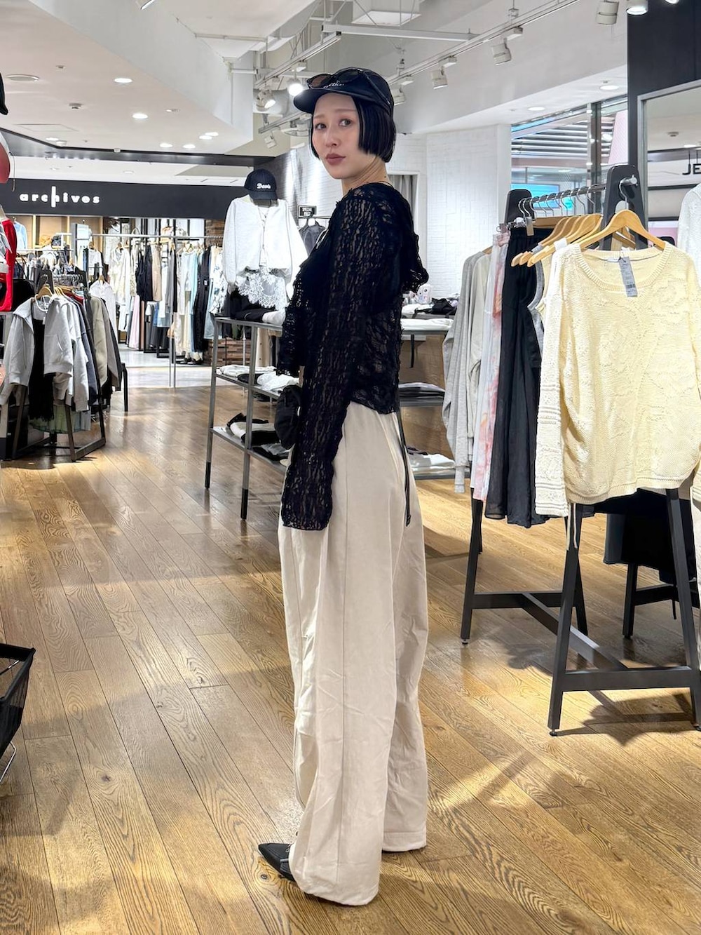 ブラック系のパンプス、ベージュ系のその他パンツ、ブラック系のパーカーを着用したレディースの春コーディネートの4枚目の写真