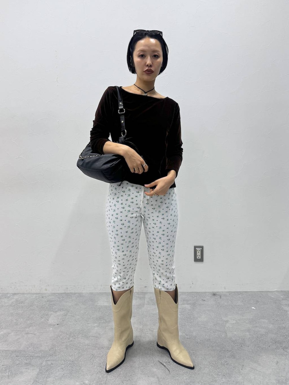 ブラウン系のTシャツ/カットソー、ホワイト系のブーツ、ホワイト系のその他パンツを着用したレディースの夏コーディネートの5枚目の写真