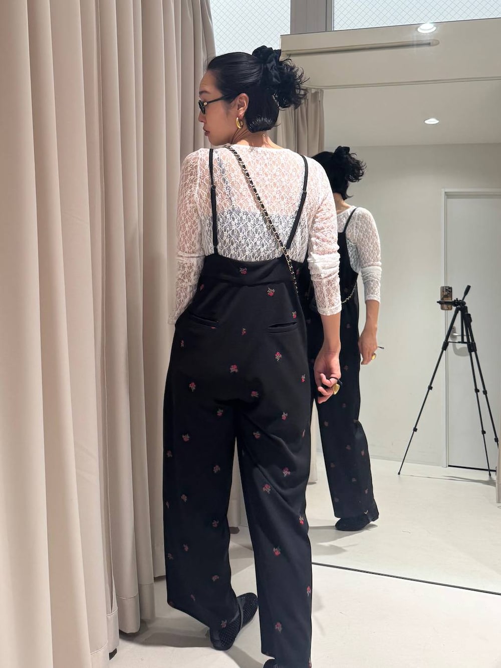 ホワイト系のTシャツ/カットソーを着用したレディースの冬コーディネートの4枚目の写真