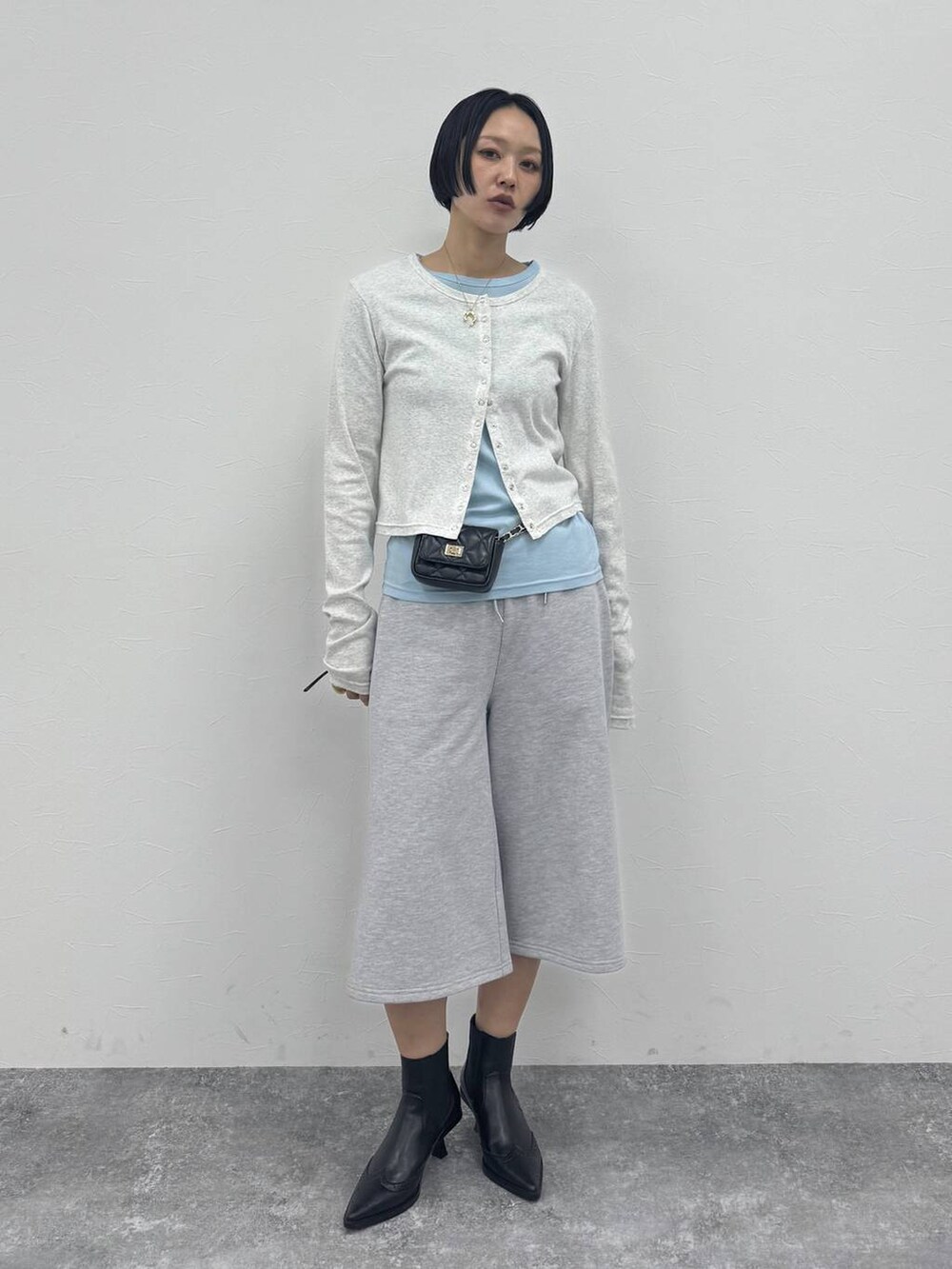 ブラック系のブーツを着用したレディースの冬コーディネートの7枚目の写真