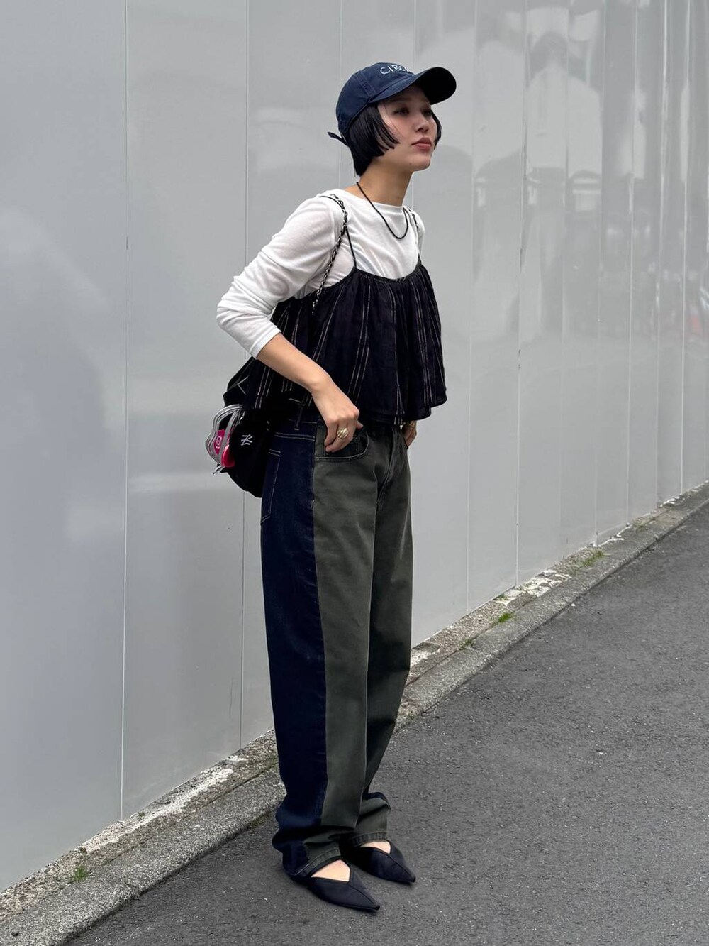 ブラック系のバックパック/リュックを着用したレディースの春コーディネートの7枚目の写真