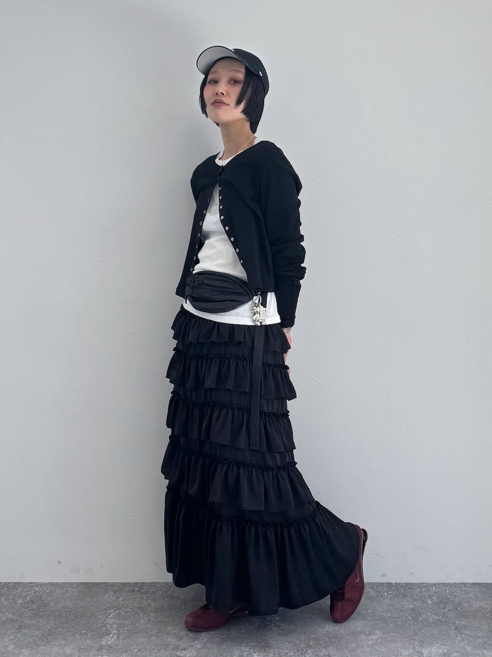 ブラック系のスカートを着用したレディースの冬コーディネートの6枚目の写真