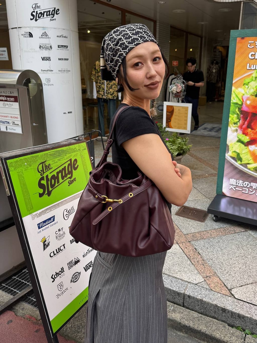 ブラック系のブーツ、レッド系のショルダーバッグを着用したレディースの秋コーディネートの3枚目の写真