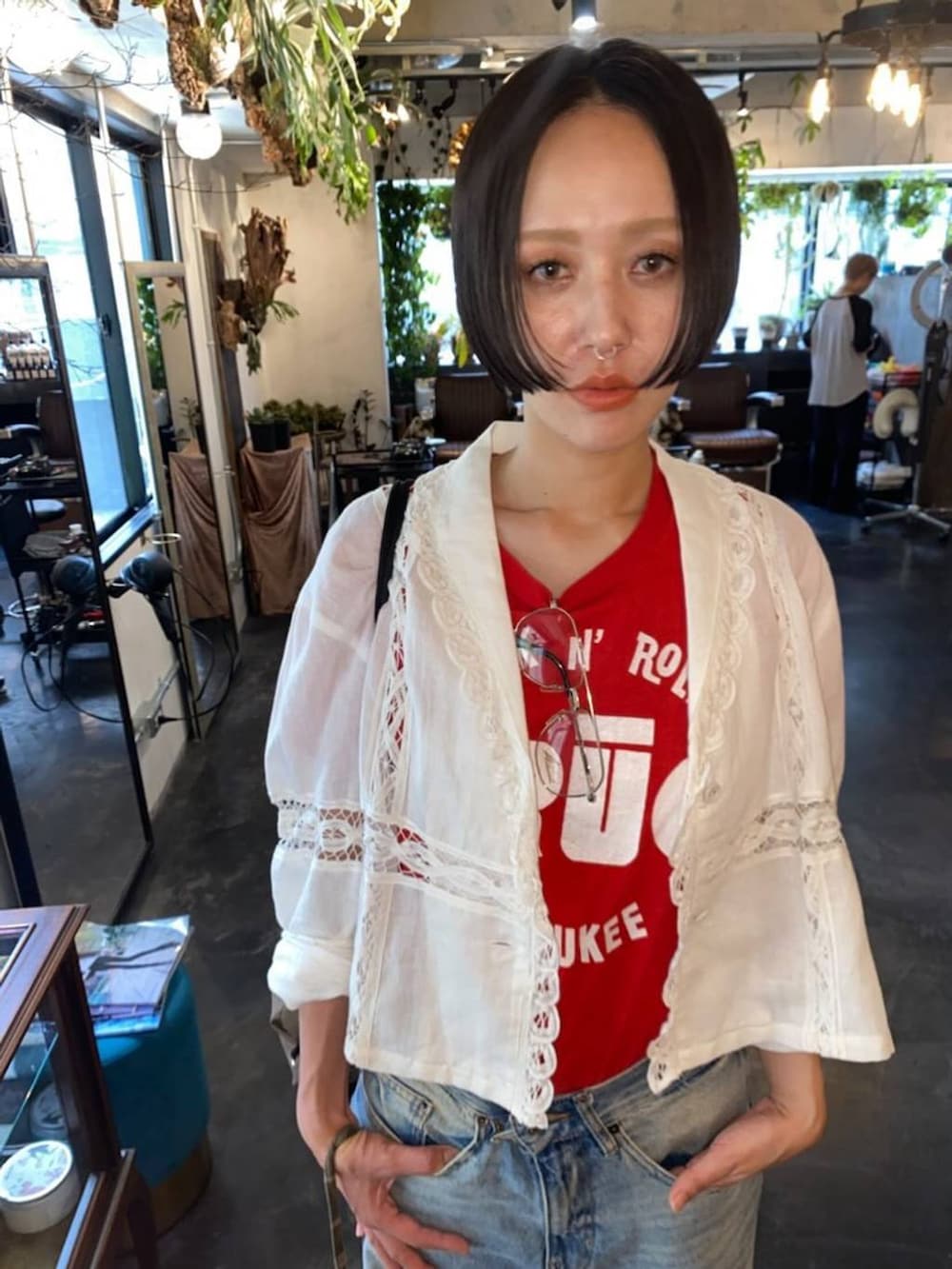 ホワイト系のシャツ/ブラウスを着用したレディースの夏コーディネートの2枚目の写真