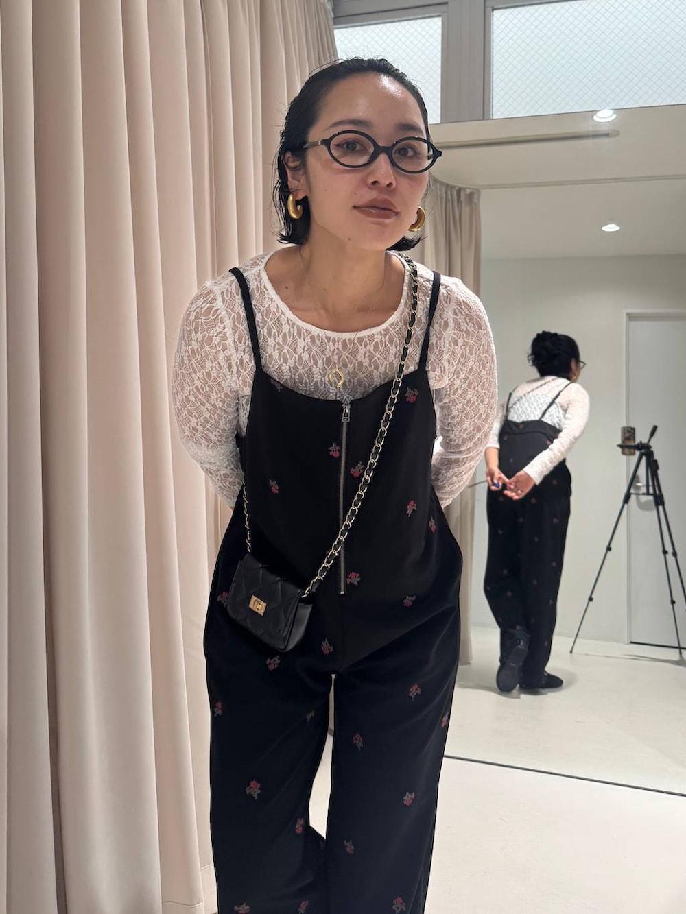 ホワイト系のTシャツ/カットソーを着用したレディースの冬コーディネートの2枚目の写真