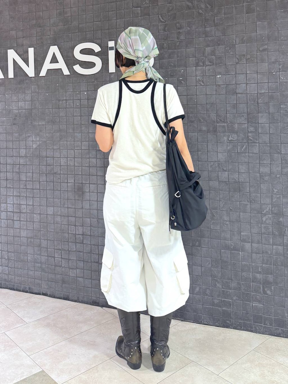 ブラック系のブーツ、ピンク系のバンダナ/スカーフを着用したレディースの夏コーディネートの3枚目の写真