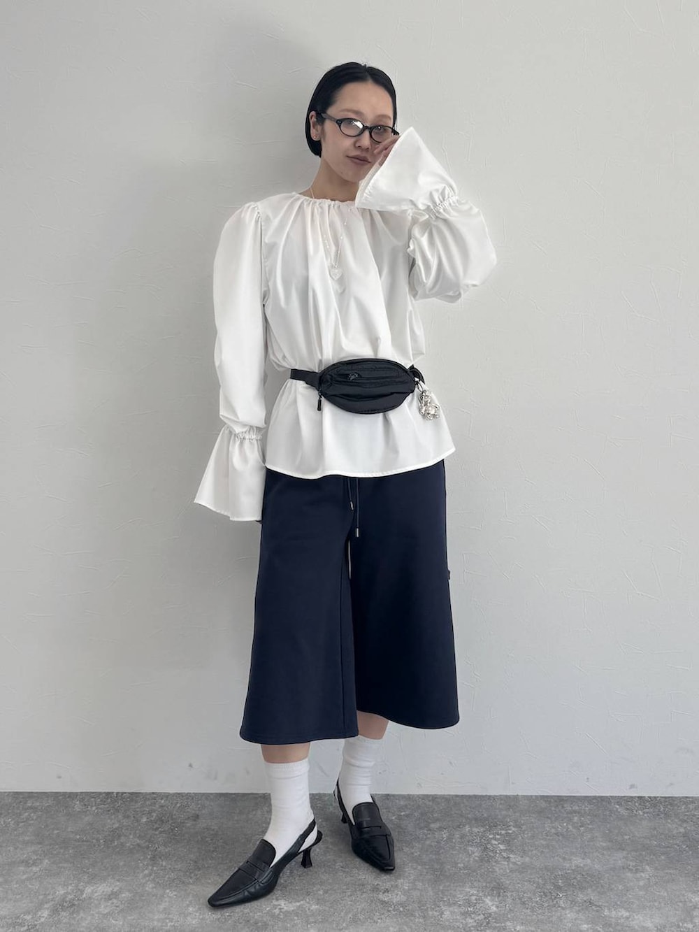 ブラック系のローファーを着用したレディースの冬コーディネートの5枚目の写真