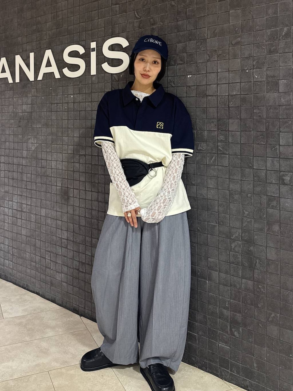 ホワイト系のTシャツ/カットソー、ブラック系のローファー、グレー系のスラックスを着用したレディースの春コーディネートの10枚目の写真