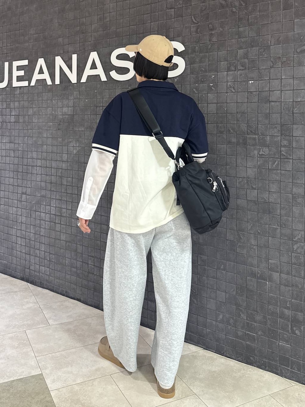 ブラック系のトートバッグ、ベージュ系のローファー、ホワイト系のシャツ/ブラウスを着用したレディースの春コーディネートの4枚目の写真