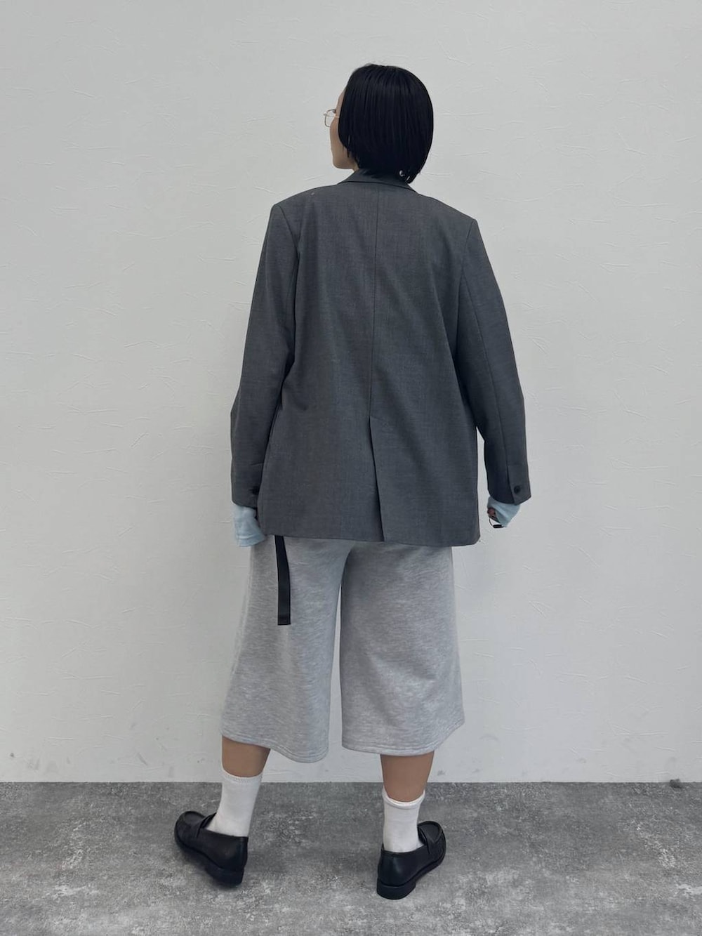 ブラック系のローファー、グレー系のテーラードジャケットを着用したレディースの冬コーディネートの4枚目の写真