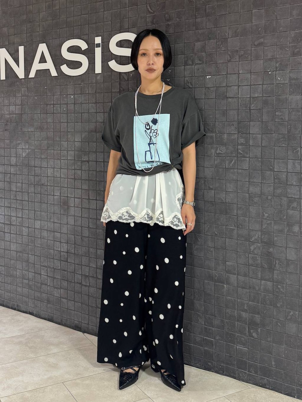 ホワイト系のキャミソール、グレー系のTシャツ/カットソー、ブラック系のパンプスを着用したレディースの夏コーディネートの4枚目の写真