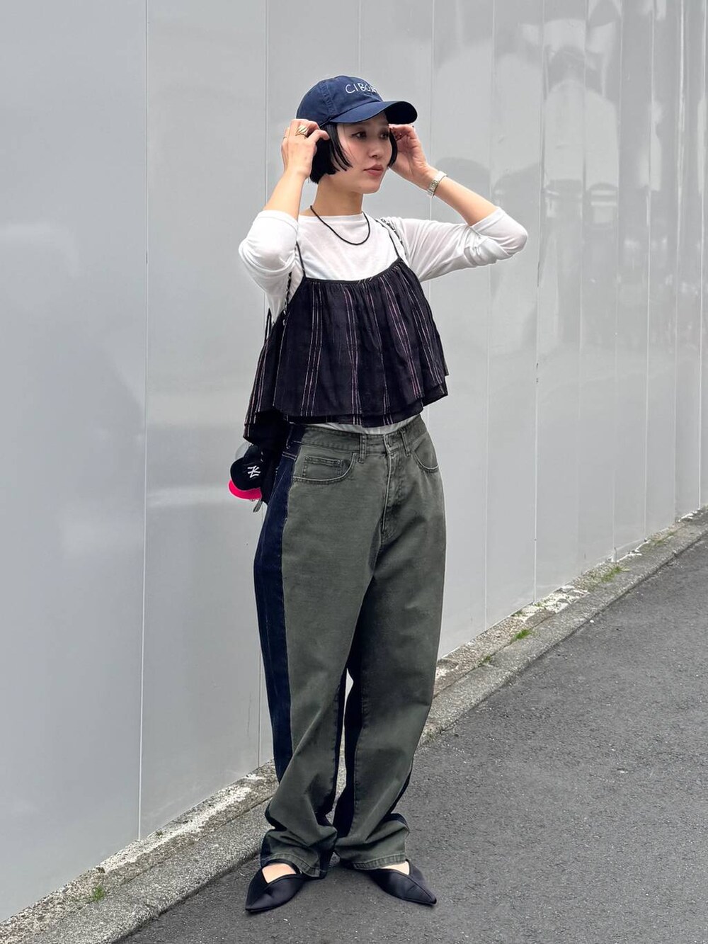 ブラック系のバックパック/リュックを着用したレディースの春コーディネートの8枚目の写真