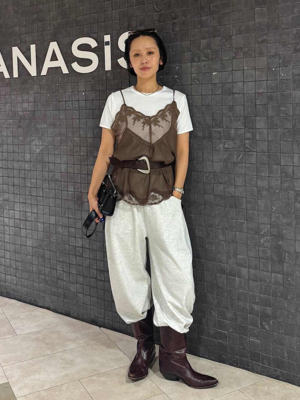 ホワイト系のTシャツ/カットソー、ベージュ系のスウェットパンツ、ブラック系のショルダーバッグを着用したレディースの夏コーディネートの2枚目の写真