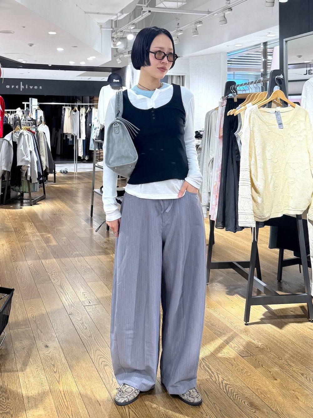 ホワイト系のTシャツ/カットソー、ベージュ系のローファー、ブルー系のTシャツ/カットソーを着用したレディースの春コーディネートの5枚目の写真