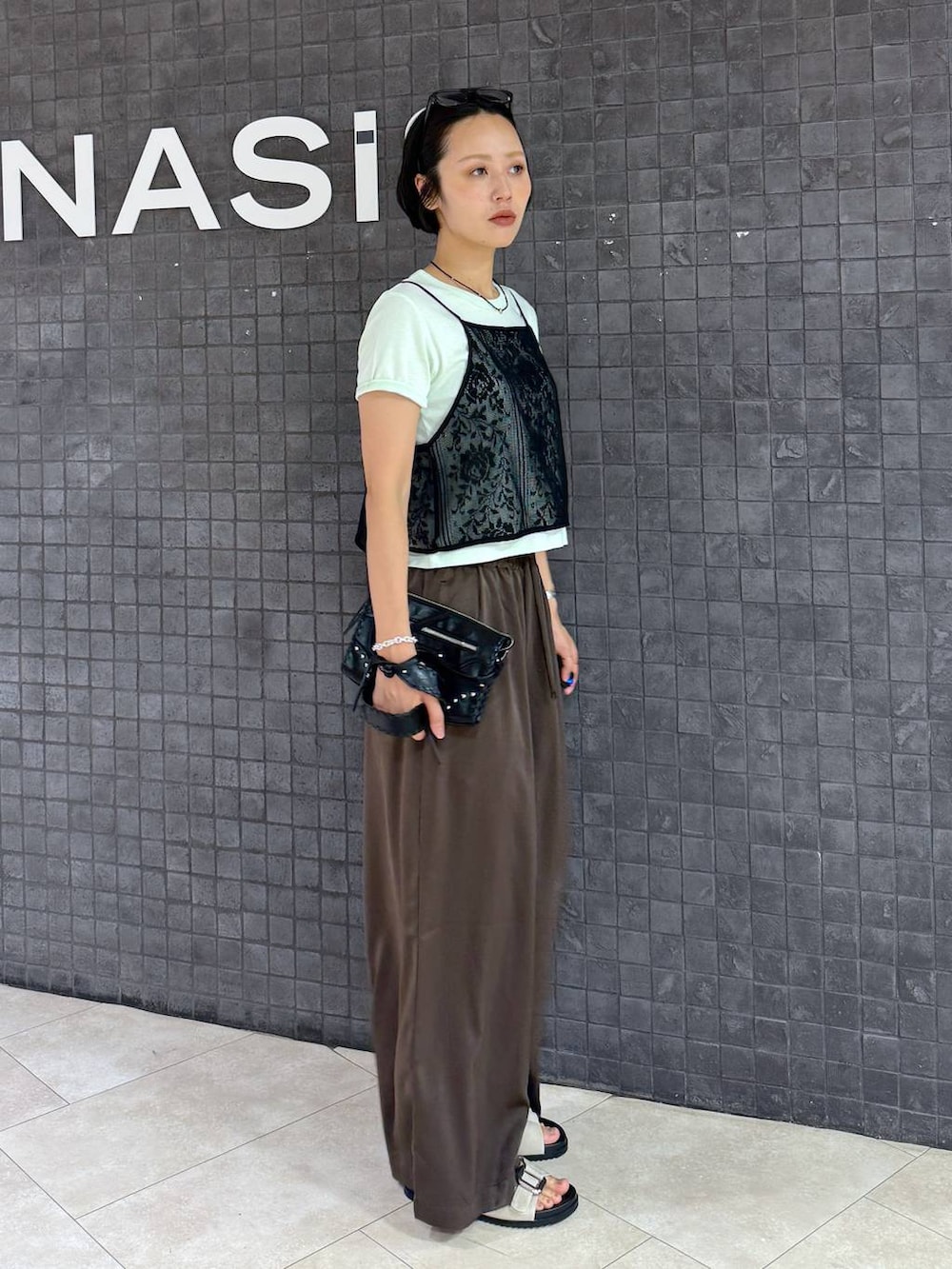 グリーン系のTシャツ/カットソー、ホワイト系のサンダル、ブラウン系のその他パンツを着用したレディースの夏コーディネートの4枚目の写真