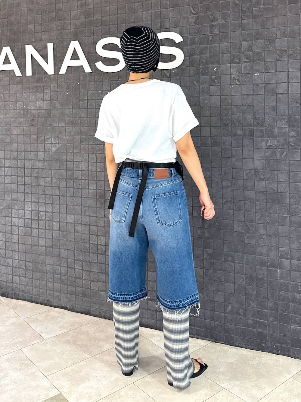 グレー系のその他パンツ、ホワイト系のTシャツ/カットソー、ブラック系のパンプスを着用したレディースの夏コーディネートの3枚目の写真