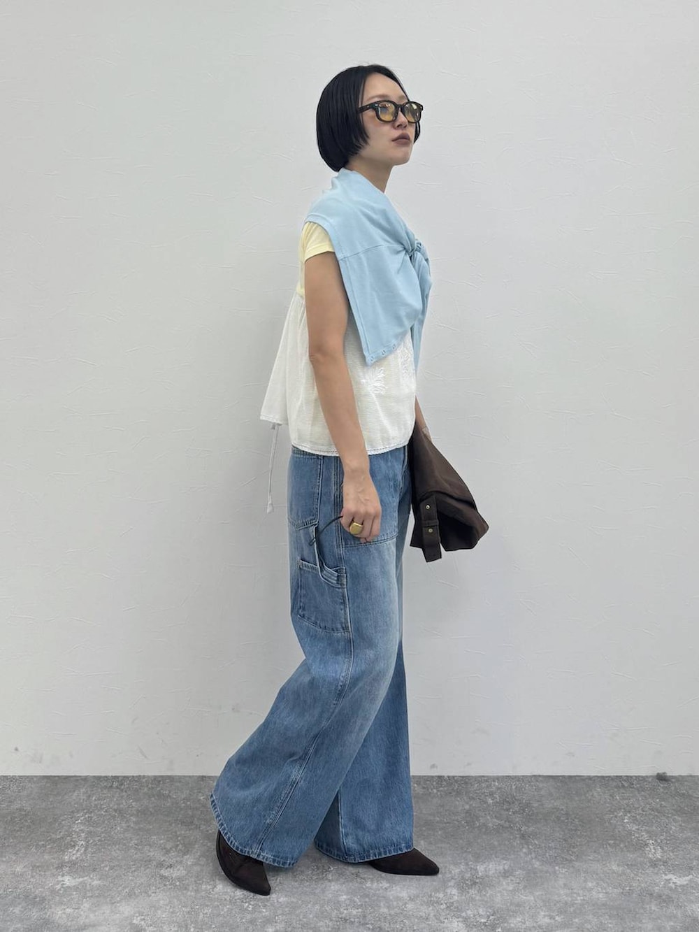 ブラウン系のブーツ、ブラウン系のショルダーバッグを着用したレディースの冬コーディネートの5枚目の写真