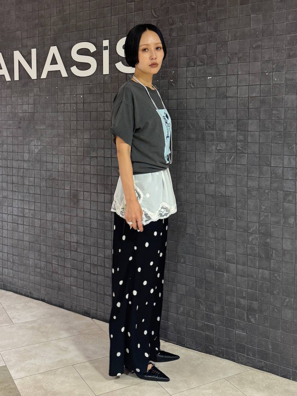 ホワイト系のキャミソール、グレー系のTシャツ/カットソー、ブラック系のパンプスを着用したレディースの夏コーディネートの3枚目の写真