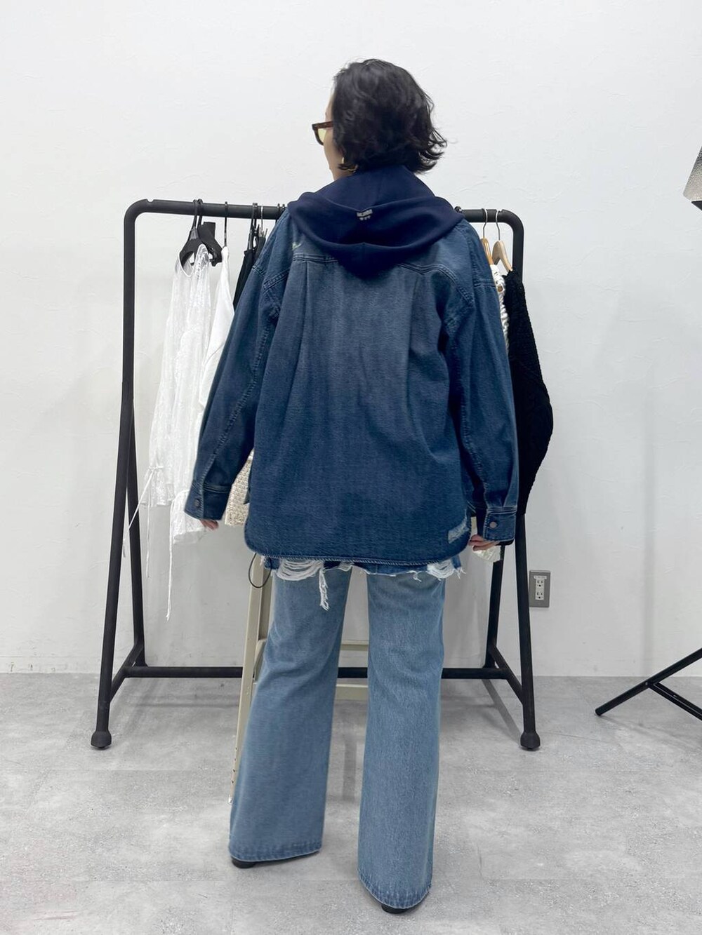 ブルー系のデニムパンツ、グレー系のTシャツ/カットソー、ブルー系のデニムスカートを着用したレディースの秋コーディネートの4枚目の写真