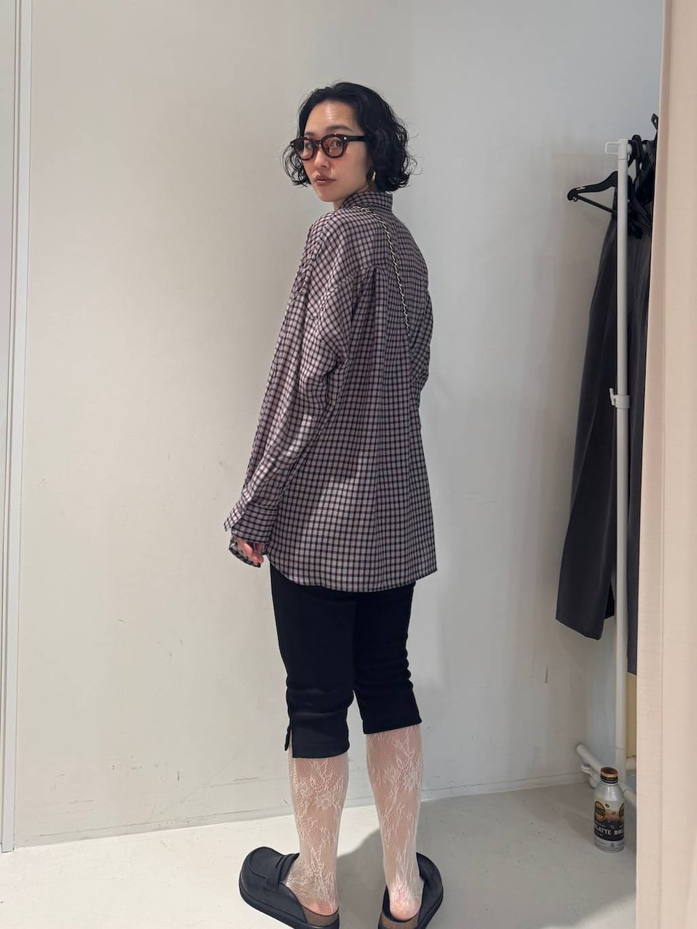 ブラック系のその他パンツを着用したレディースの冬コーディネートの5枚目の写真