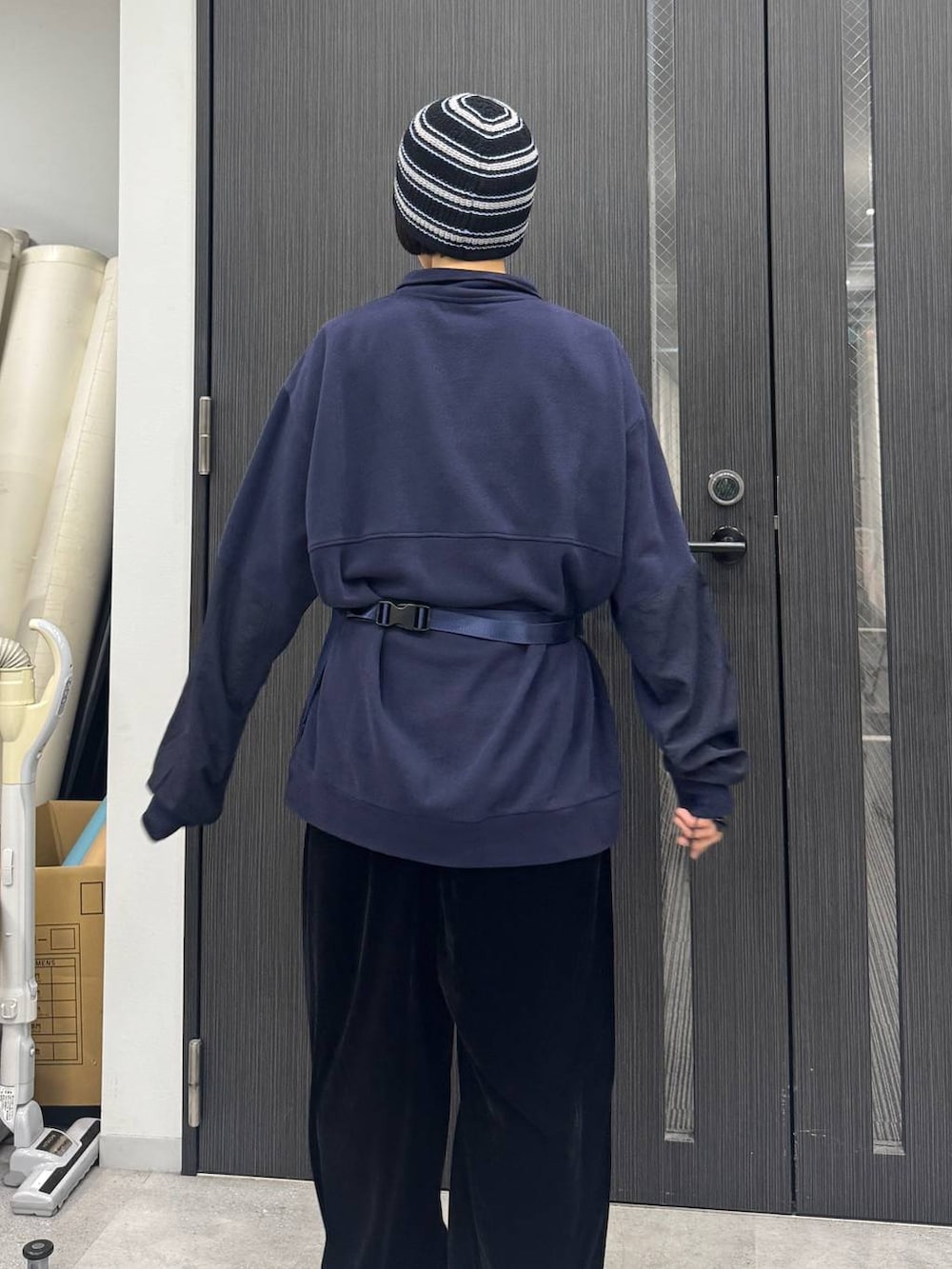 ブラック系のブーツ、ブラック系のその他パンツ、ブルー系のスウェットを着用したレディースの夏コーディネートの2枚目の写真