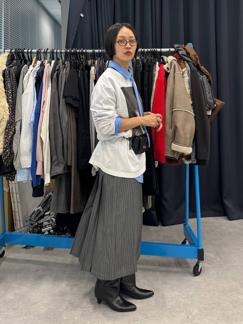 ブラック系のブーツ、ブルー系のシャツ/ブラウス、ホワイト系のTシャツ/カットソーを着用したレディースの夏コーディネートの4枚目の写真