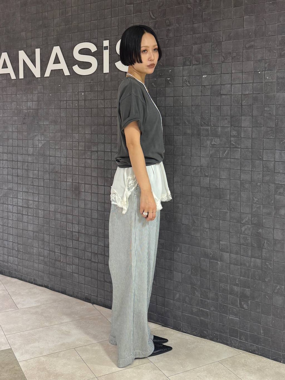 ホワイト系のキャミソール、グレー系のTシャツ/カットソー、ブラック系のパンプスを着用したレディースの夏コーディネートの3枚目の写真