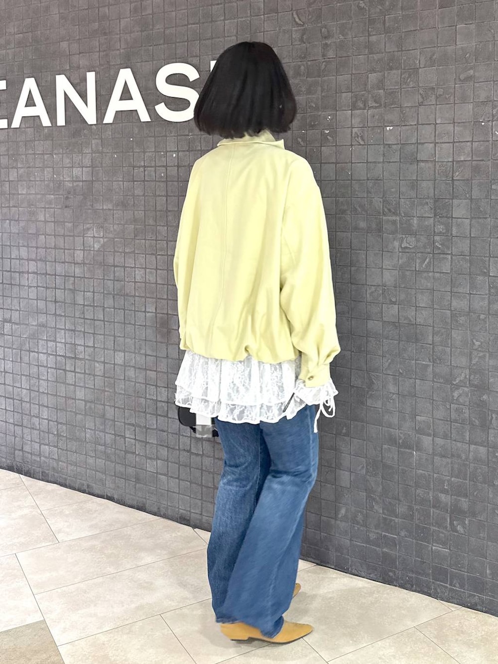 ホワイト系のシャツ/ブラウス、ブルー系のデニムパンツ、ベージュ系のパンプスを着用したレディースの春コーディネートの4枚目の写真