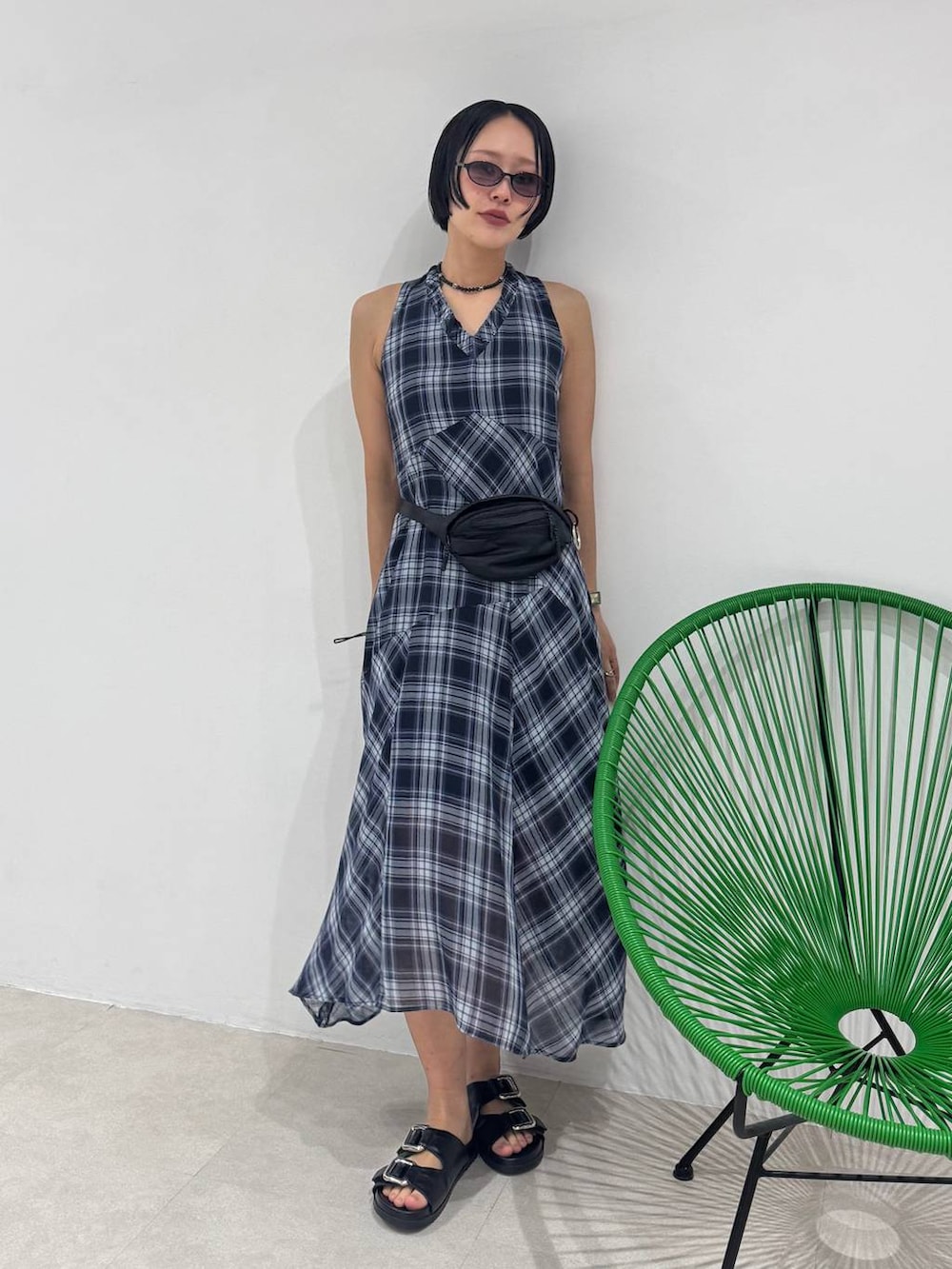 ブラック系のサンダル、ブルー系のワンピース、ブラック系のボディバッグ/ウエストポーチを着用したレディースの春コーディネートの2枚目の写真