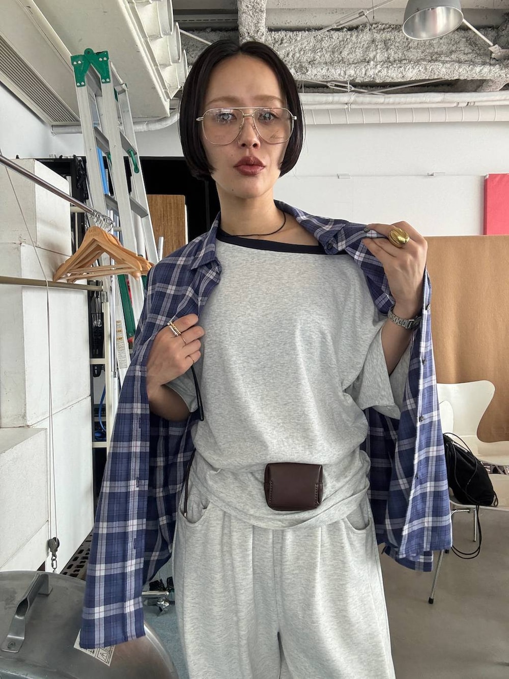 ブラック系のブーツ、ベージュ系のスウェットパンツ、ブラウン系のベルトを着用したレディースの夏コーディネートの4枚目の写真