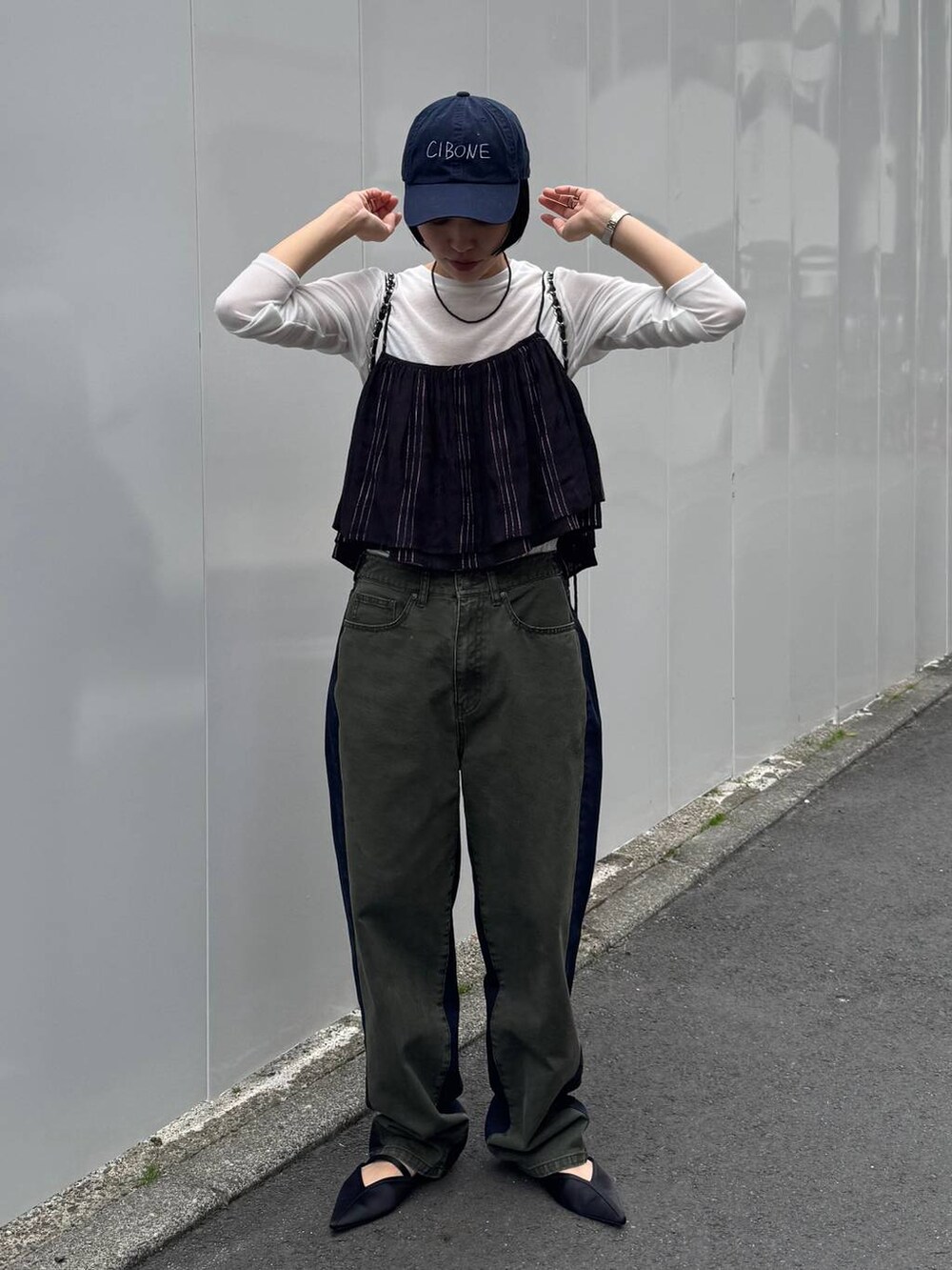 ブラック系のバックパック/リュックを着用したレディースの春コーディネートの6枚目の写真