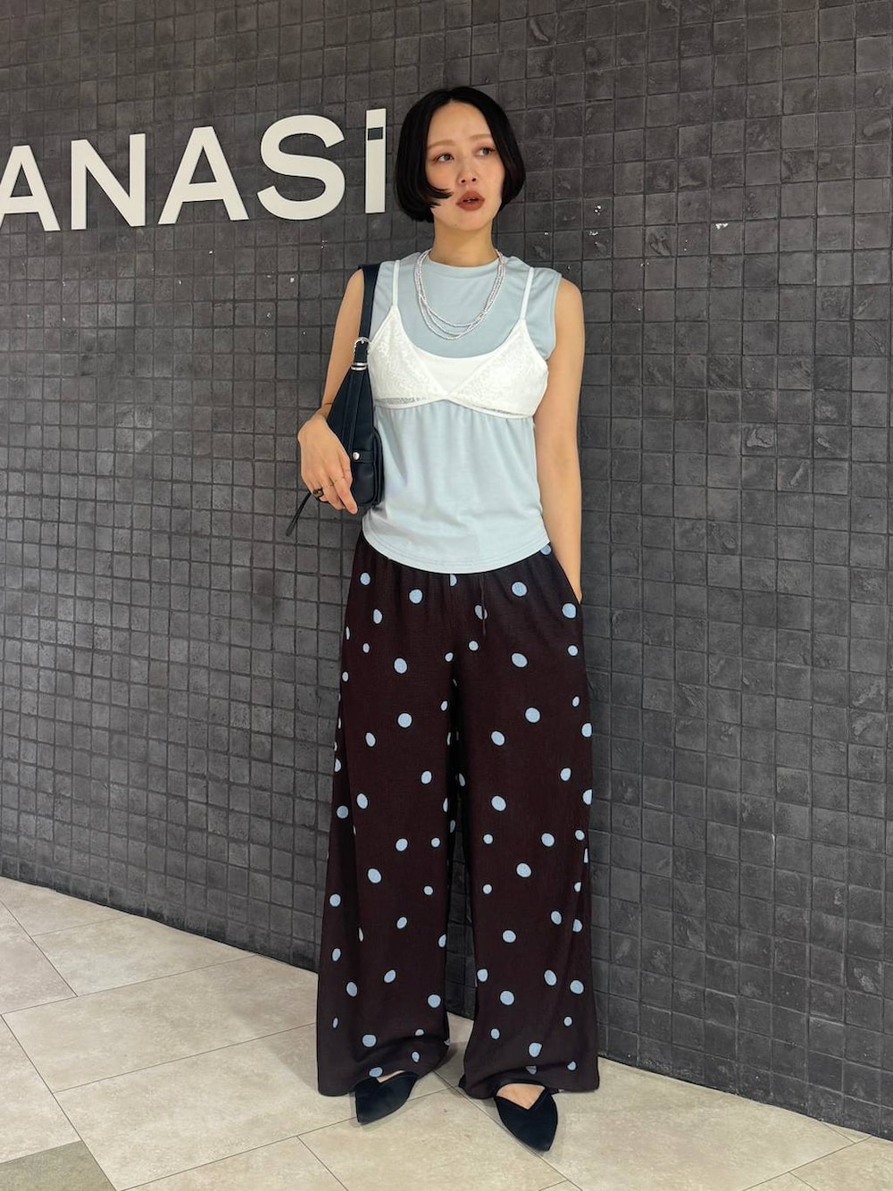 ブラウン系のその他パンツ、ブラック系のショルダーバッグ、ブラック系のサンダルを着用したレディースの夏コーディネートの5枚目の写真