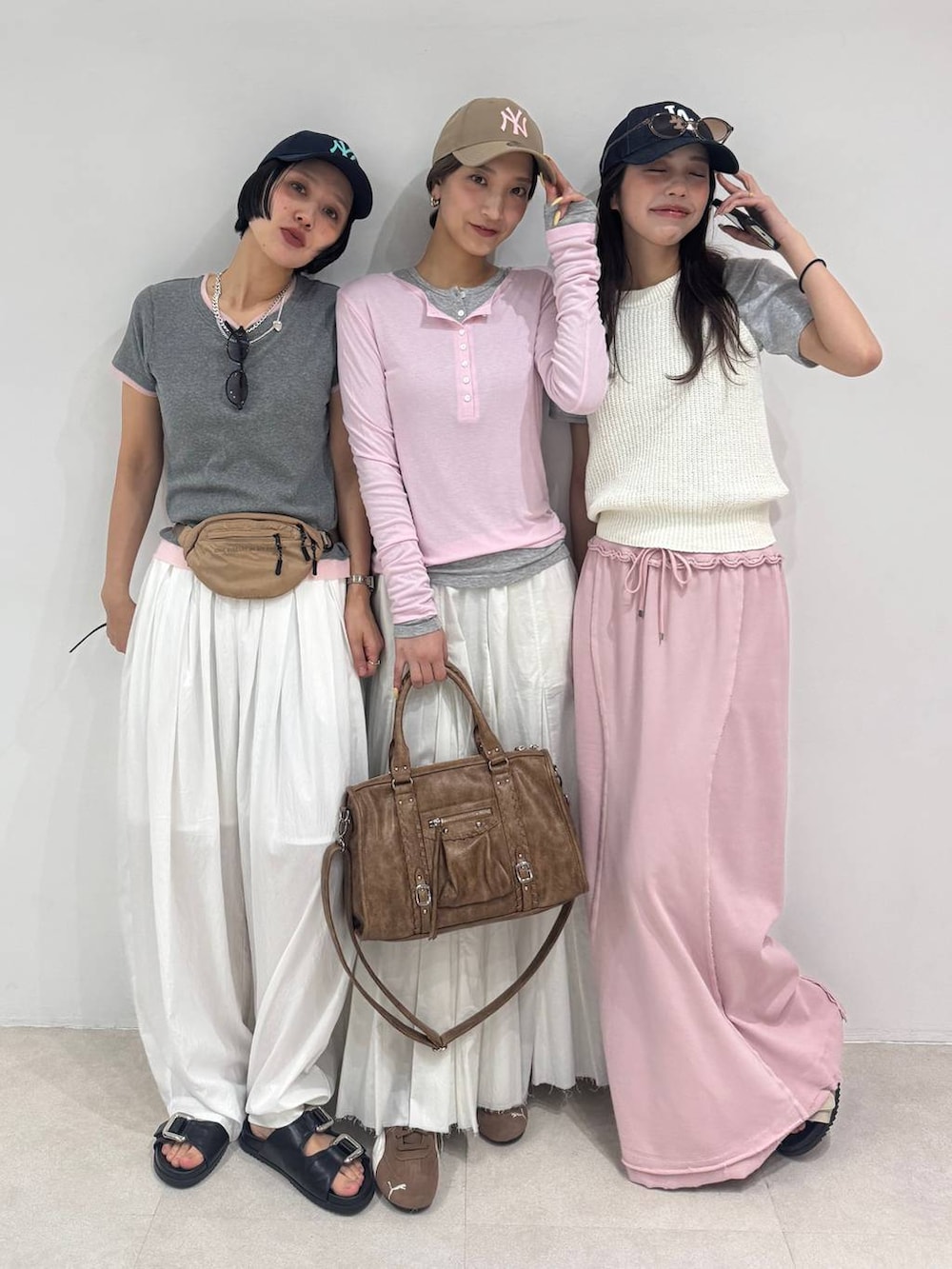 ホワイト系のカーゴパンツ、ブラック系のサンダル、グレー系のTシャツ/カットソーを着用したレディースの春コーディネートの2枚目の写真