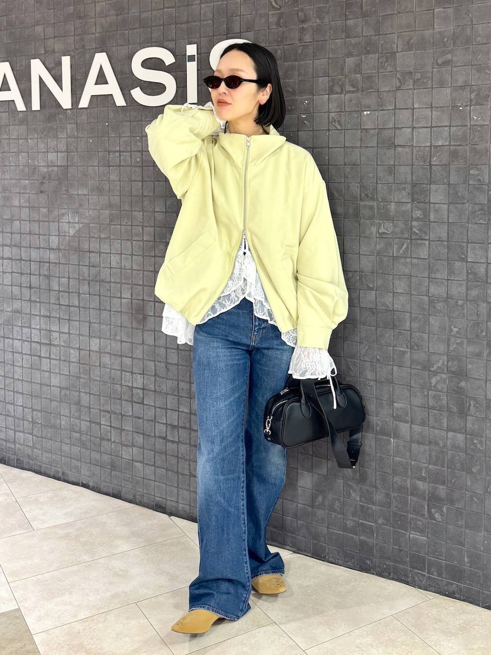 ホワイト系のシャツ/ブラウス、ブルー系のデニムパンツ、ベージュ系のパンプスを着用したレディースの春コーディネートの2枚目の写真