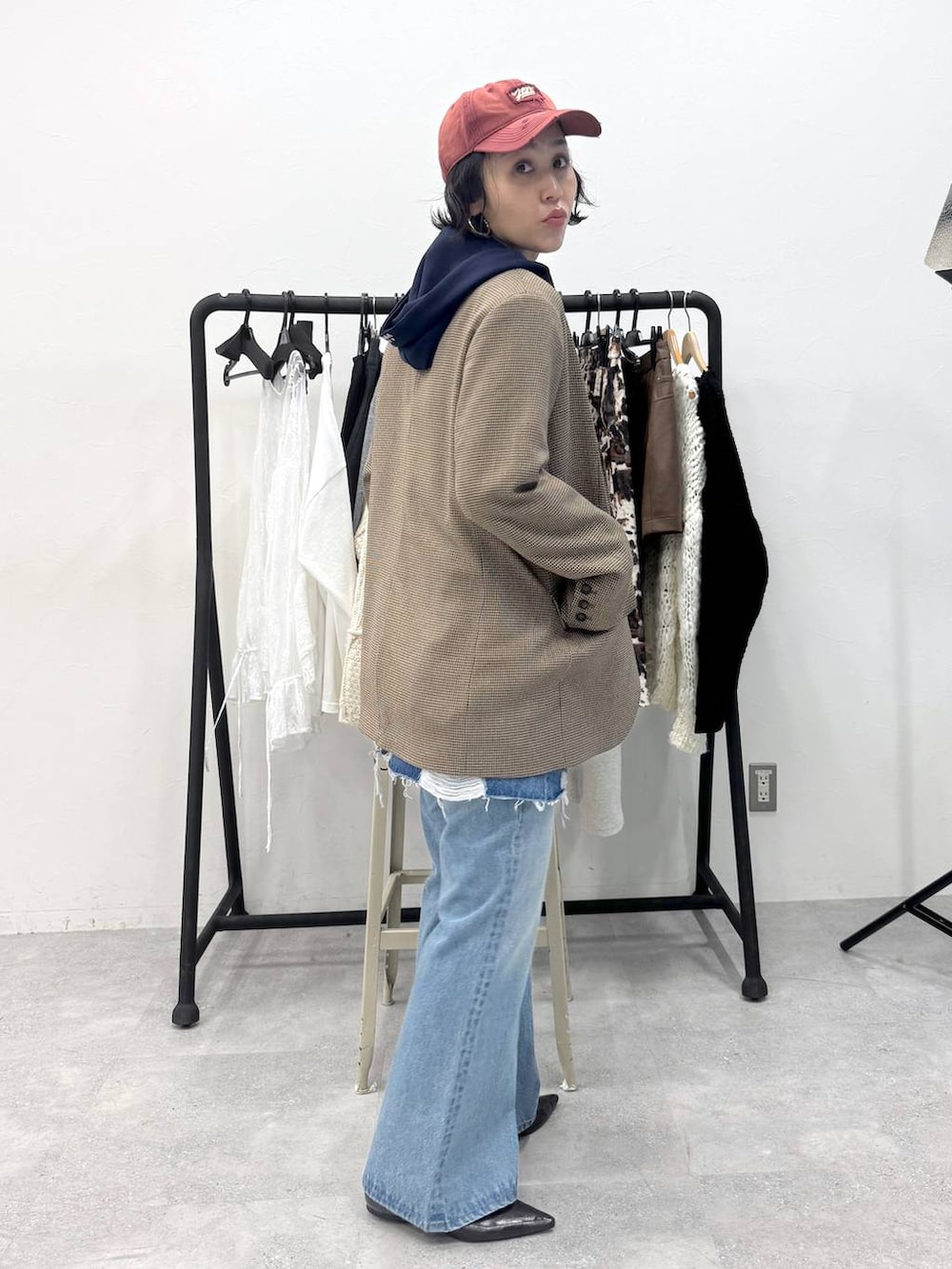 ブルー系のデニムパンツ、グレー系のTシャツ/カットソー、ブルー系のデニムスカートを着用したレディースの秋コーディネートの3枚目の写真