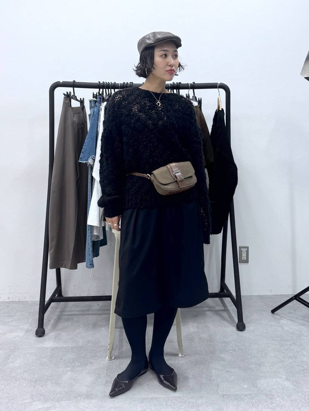 ブラック系のその他パンツ、ブラック系のニット/セーター、ブラウン系のハンチング/ベレー帽を着用したレディースの秋コーディネートの4枚目の写真