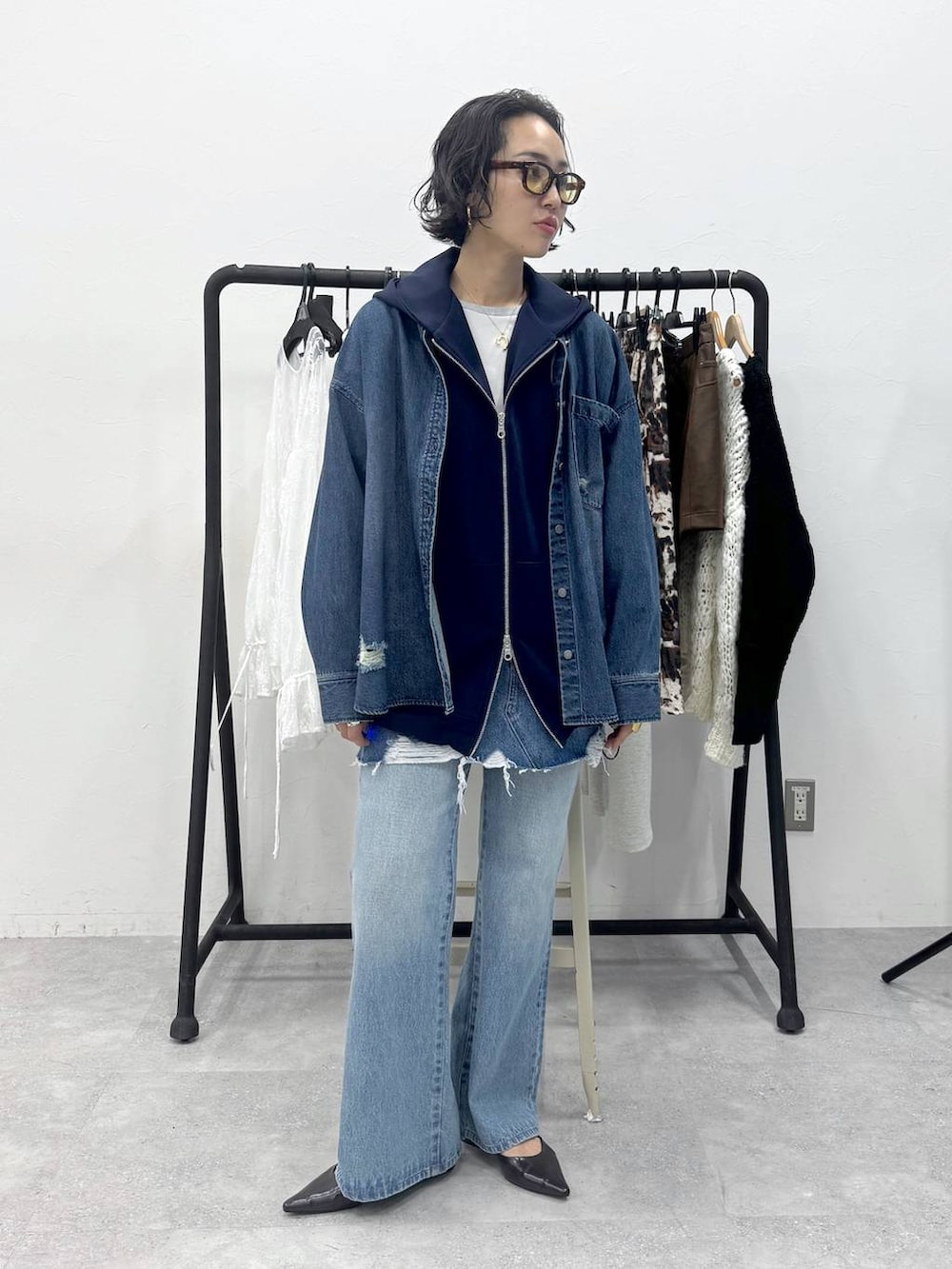 ブルー系のデニムパンツ、グレー系のTシャツ/カットソー、ブルー系のデニムスカートを着用したレディースの秋コーディネートの8枚目の写真