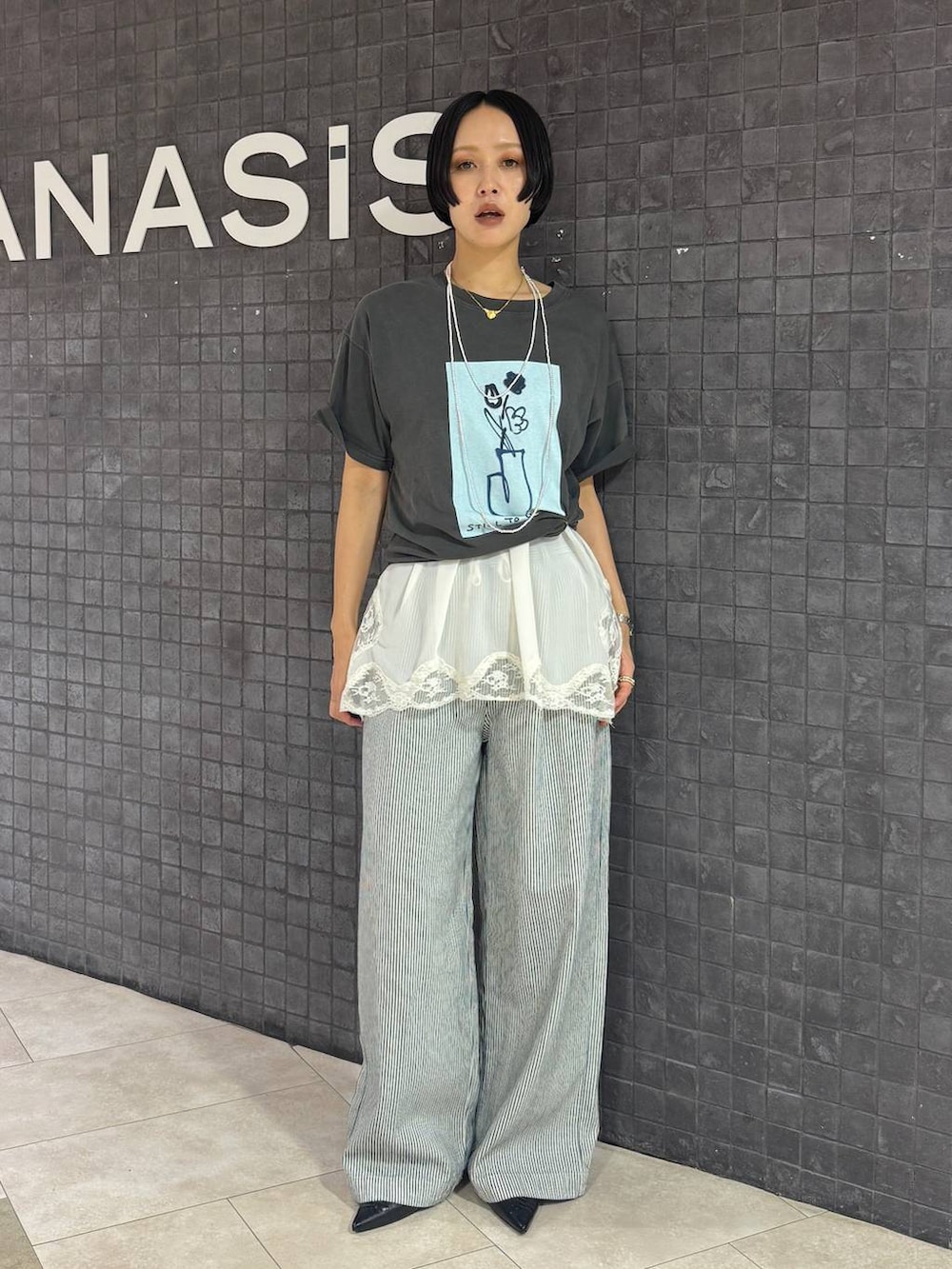 ホワイト系のキャミソール、グレー系のTシャツ/カットソー、ブラック系のパンプスを着用したレディースの夏コーディネートの6枚目の写真
