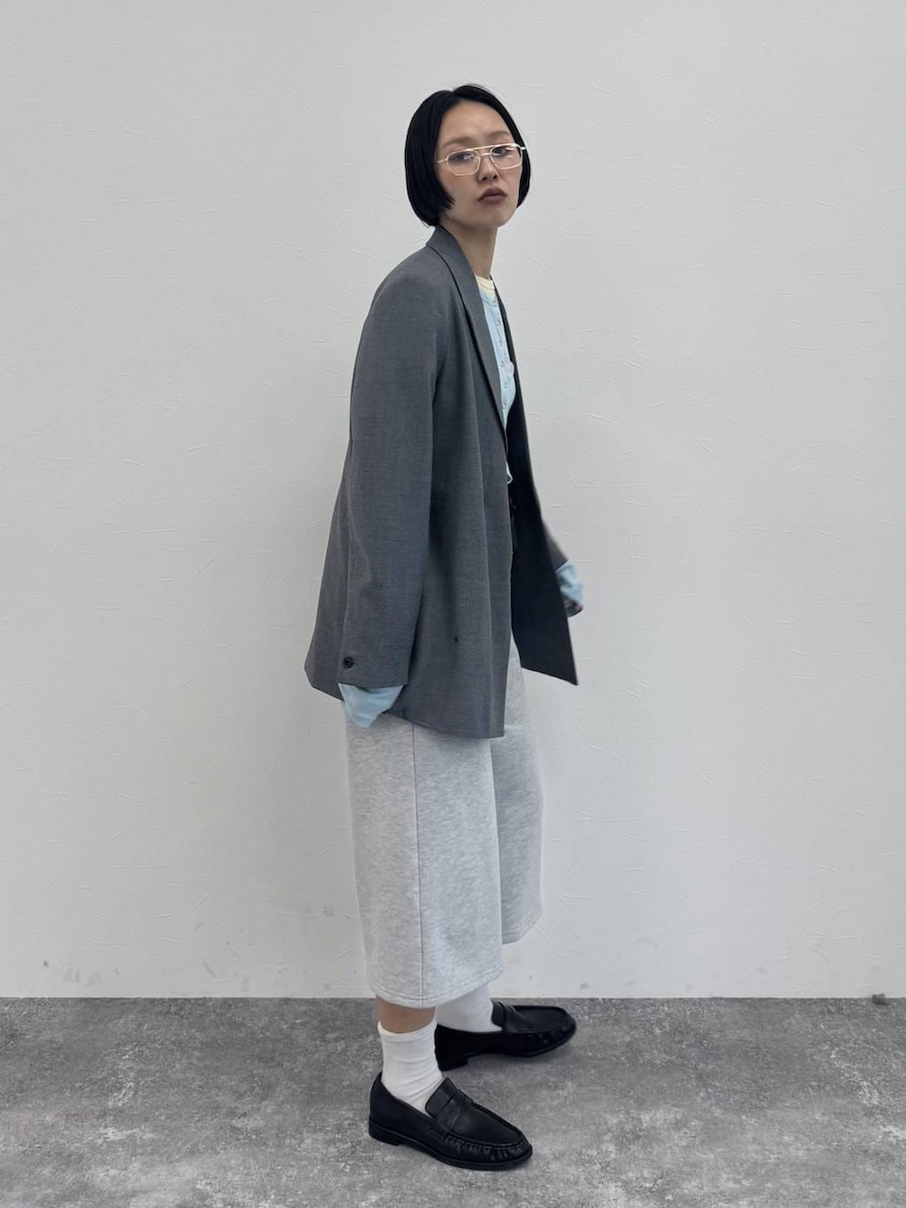 ブラック系のローファー、グレー系のテーラードジャケットを着用したレディースの冬コーディネートの8枚目の写真